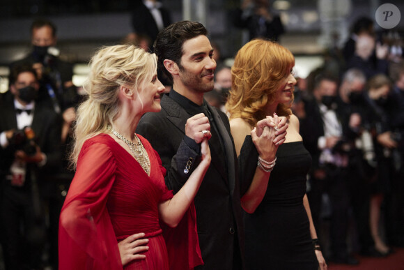 Les membres du jury Mélanie Laurent, Tahar Rahim et Mylène Farmer à la montée des marches du film "Flag Day" lors du 74ème Festival International du Film de Cannes. Le 10 juillet 2021 © Borde-Jacovides-Moreau / Bestimage