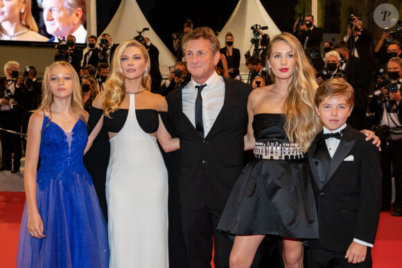 Jadyn Rylee, Katheryn Winnick, Sean Penn, sa fille Dylan Penn et Beckam Crawford à la montée des marches du film "Flag Day" lors du 74ème Festival International du Film de Cannes. Le 10 juillet 2021 © Borde-Jacovides-Moreau / Bestimage