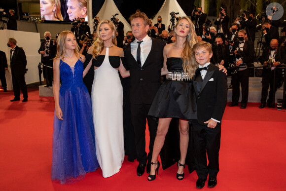 Jadyn Rylee, Katheryn Winnick, Sean Penn, sa fille Dylan Penn et Beckam Crawford à la montée des marches du film "Flag Day" lors du 74ème Festival International du Film de Cannes. Le 10 juillet 2021 © Borde-Jacovides-Moreau / Bestimage