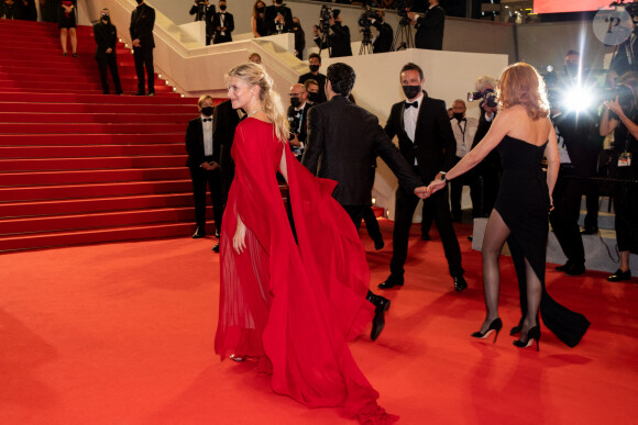 Les membres du jury Mélanie Laurent, Tahar Rahim et Mylène Farmer à la montée des marches du film "Flag Day" lors du 74ème Festival International du Film de Cannes. Le 10 juillet 2021 © Borde-Jacovides-Moreau / Bestimage