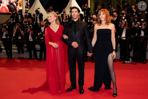 Les membres du jury Mélanie Laurent, Tahar Rahim et Mylène Farmer à la montée des marches du film "Flag Day" lors du 74ème Festival International du Film de Cannes. Le 10 juillet 2021 © Borde-Jacovides-Moreau / Bestimage