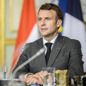 Le président de la République française, Emmanuel Macron et son homologue nigérien assistent à une visio-conférence à huis clos avec les Chefs d'Etat des pays membres du G5 Sahel au palais de l'Elysée à Paris, France, le 9 juillet 2021. © Eliot Blondet/Pool/Bestimage 