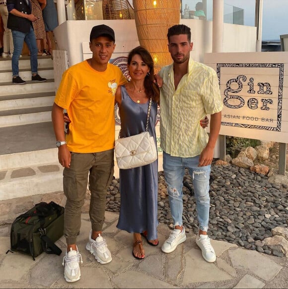 Véronique Zidane (l'épouse de Zinédine Zidane), son neveu Driss (à gauche) et son fils Luca (à droite) en vacances à Ibiza. Juillet 2021.