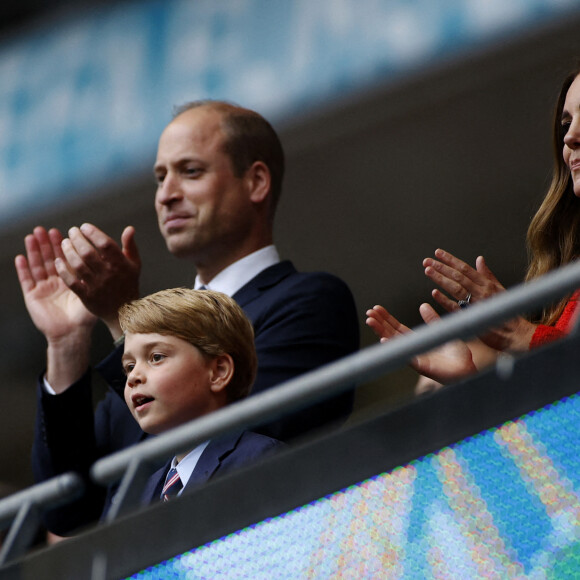 Le prince William, duc de Cambridge, Catherine (Kate) Middleton, duchesse de Cambridge, et leur fils le prince George de Cambridge dans les tribunes du huitième de finale de l'EURO 2020 opposant l'Angleterre et l'Allemagne au stade de Wembley à Londres, Royaume Uni, le 29 juin 2021.