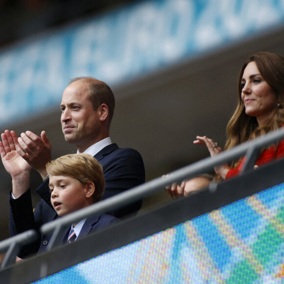 Le prince William, duc de Cambridge, Catherine (Kate) Middleton, duchesse de Cambridge, et leur fils le prince George de Cambridge dans les tribunes du huitième de finale de l'EURO 2020 opposant l'Angleterre et l'Allemagne au stade de Wembley à Londres, Royaume Uni, le 29 juin 2021.