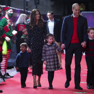 Le prince William, duc de Cambridge, et Catherine (Kate) Middleton, duchesse de Cambridge, avec leurs enfants le prince George, la princesse Charlotte et le prince Louis ont assisté à un spectacle donné en l'honneur des personnes qui ont été mobilisées pendant la pandémie au Palladium à Londres, Royaume Uni, le 11 décembre 2020.