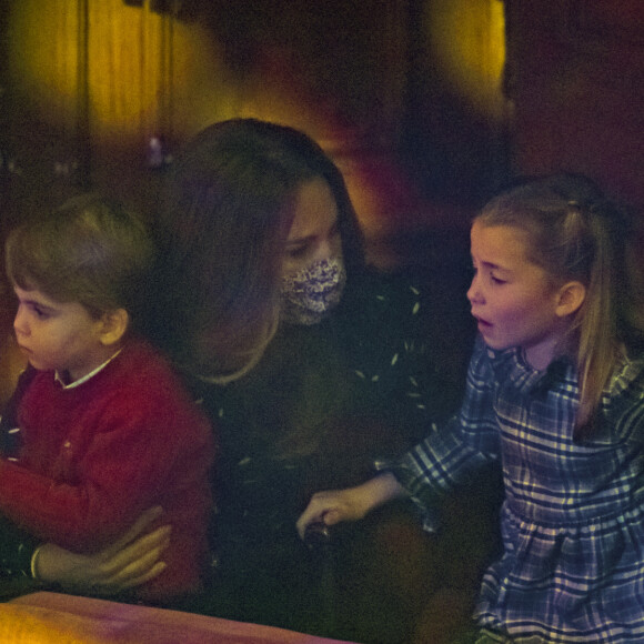 Catherine (Kate) Middleton, duchesse de Cambridge, avec ses enfants le prince George, la princesse Charlotte et le prince Louis ont assisté à un spectacle donné en l'honneur des personnes qui ont été mobilisées pendant la pandémie au Palladium à Londres, Royaume Uni, le 11 décembre 2020.