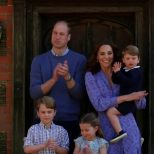 Le prince William, Kate Middleton et leurs trois enfants, George, Charlotte et Louis, applaudissent les soignants pendant le premier confinement, depuis leur maison d'Anmer Hall (Norfolk), printemps 2020.