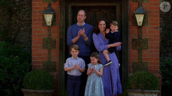 Le prince William, Kate Middleton et leurs trois enfants, George, Charlotte et Louis, applaudissent les soignants pendant le premier confinement, depuis leur maison d'Anmer Hall (Norfolk), printemps 2020.