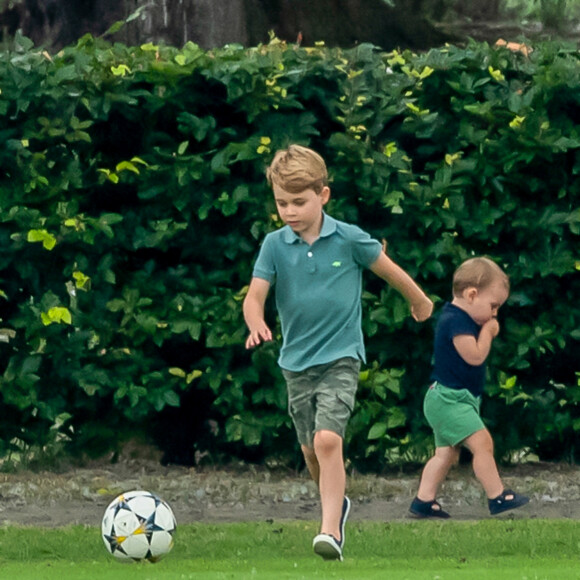 Le prince George de Cambridge et son frère le prince Louis de Cambridge lors d'un match de polo de bienfaisance King Power Royal Charity Polo Day à Wokinghan, comté de Berkshire, Royaume Uni, le 10 juillet 2019.