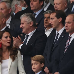 Le prince William, son épouse Kate Middleton et leurs fils aîné le prince George lors de la finale de l'Euro 2020 au stade Wembley, à Londres, le 11 juillet 2021. 