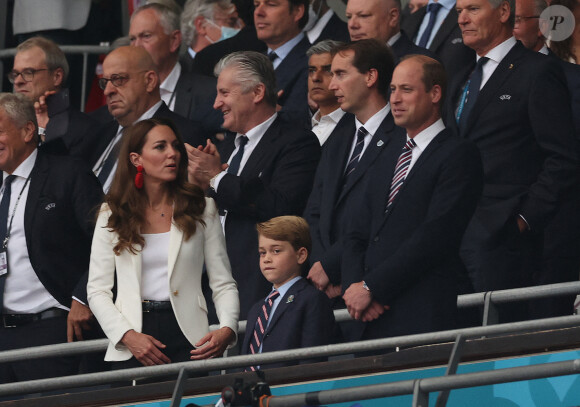Le prince William, son épouse Kate Middleton et leurs fils aîné le prince George lors de la finale de l'Euro 2020 au stade Wembley, à Londres, le 11 juillet 2021. 