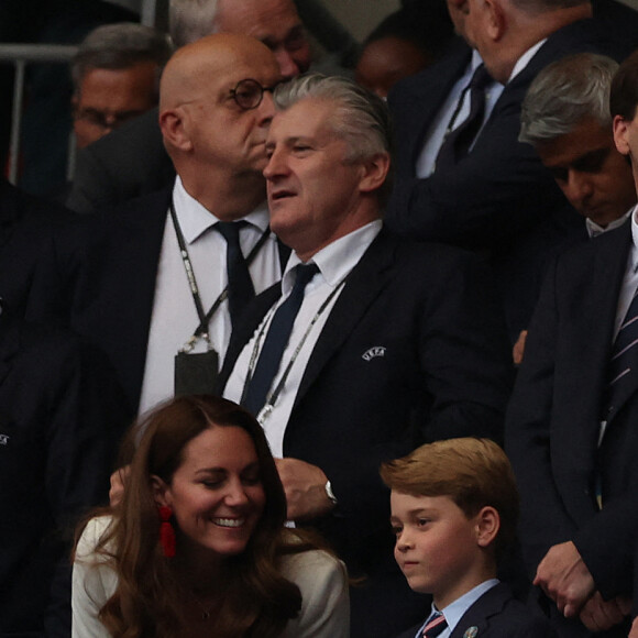 Le prince William, son épouse Kate Middleton et leurs fils aîné le prince George lors de la finale de l'Euro 2020 au stade Wembley, à Londres, le 11 juillet 2021.