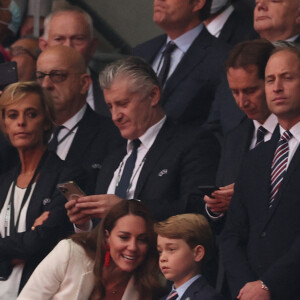 Le prince William, son épouse Kate Middleton et leurs fils aîné le prince George lors de la finale de l'Euro 2020 au stade Wembley, à Londres, le 11 juillet 2021.