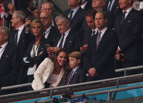 Le prince William, son épouse Kate Middleton et leurs fils aîné le prince George lors de la finale de l'Euro 2020 au stade Wembley, à Londres, le 11 juillet 2021.