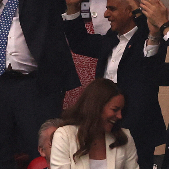 Le prince William, son épouse Kate Middleton et leurs fils aîné le prince George lors de la finale de l'Euro 2020 au stade Wembley, à Londres, le 11 juillet 2021.