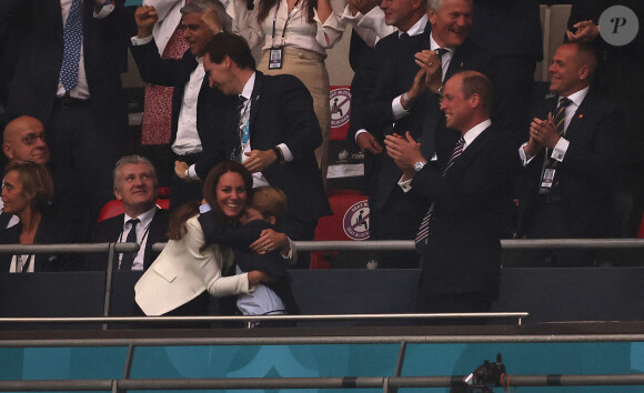 Le prince William, son épouse Kate Middleton et leurs fils aîné le prince George lors de la finale de l'Euro 2020 au stade Wembley, à Londres, le 11 juillet 2021.