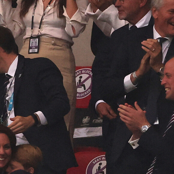 Le prince William, son épouse Kate Middleton et leurs fils aîné le prince George lors de la finale de l'Euro 2020 au stade Wembley, à Londres, le 11 juillet 2021.