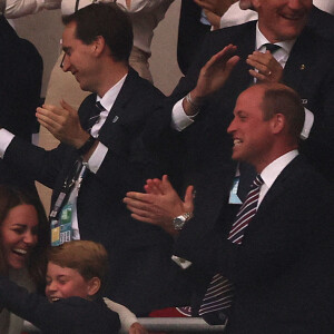 Le prince William, son épouse Kate Middleton et leurs fils aîné le prince George lors de la finale de l'Euro 2020 au stade Wembley, à Londres, le 11 juillet 2021.