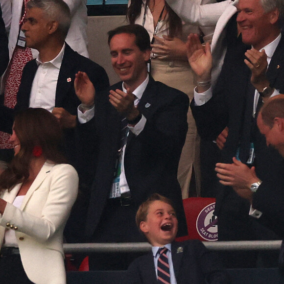 Le prince William, son épouse Kate Middleton et leurs fils aîné le prince George lors de la finale de l'Euro 2020 au stade Wembley, à Londres, le 11 juillet 2021.