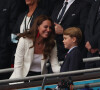 Le prince William, son épouse Kate Middleton et leurs fils aîné le prince George lors de la finale de l'Euro au stade Wembley, à Londres.