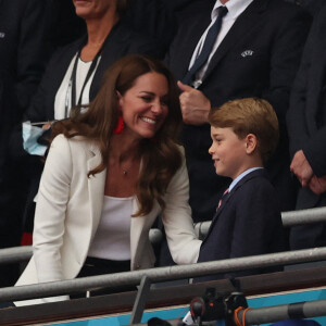 Le prince William, son épouse Kate Middleton et leurs fils aîné le prince George lors de la finale de l'Euro au stade Wembley, à Londres.