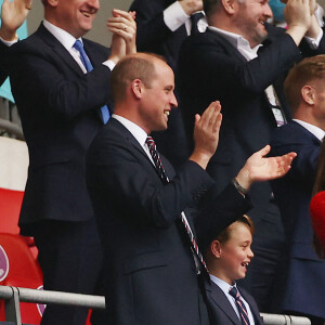 Le prince William, son épouse Kate Middleton et leurs fils aîné le prince George lors du match de l'Euro 2020, Angleterre-Allemagne, au stade Wembley, à Londres, le 29 juin 2021. 