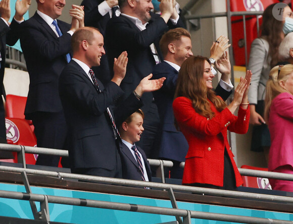 Le prince William, son épouse Kate Middleton et leurs fils aîné le prince George lors du match de l'Euro 2020, Angleterre-Allemagne, au stade Wembley, à Londres, le 29 juin 2021. 