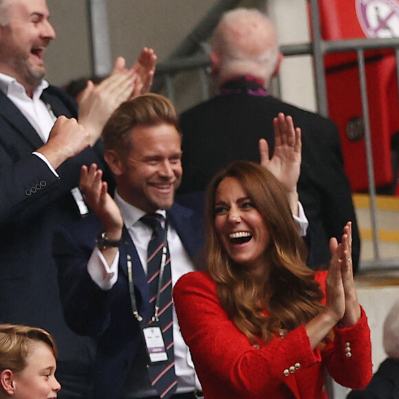 Le prince William, son épouse Kate Middleton et leurs fils aîné le prince George lors du match de l'Euro 2020, Angleterre-Allemagne, au stade Wembley, à Londres, le 29 juin 2021.