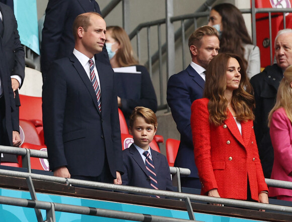 Le prince William, son épouse Kate Middleton et leurs fils aîné le prince George lors du match de l'Euro 2020, Angleterre-Allemagne, au stade Wembley, à Londres, le 29 juin 2021.