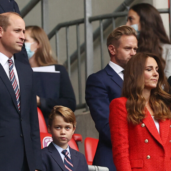 Le prince William, son épouse Kate Middleton et leurs fils aîné le prince George lors du match de l'Euro 2020, Angleterre-Allemagne, au stade Wembley, à Londres, le 29 juin 2021.