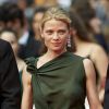 Cannes 2021 : Mélanie Thierry dévoile sa poitrine, une déesse captivante
