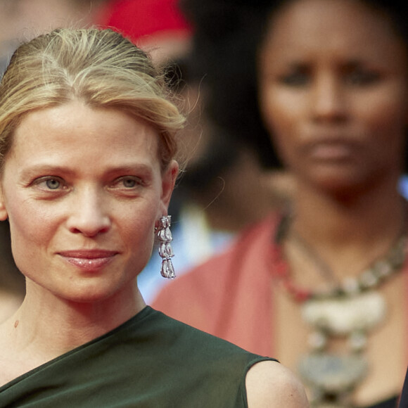 Mélanie Thierry - Montée des marches du film " The French Dispatch" lors du 74ème Festival International du Film de Cannes. 