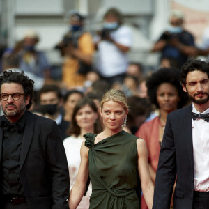 Eric Caravaca, Mélanie Thierry, Romain Cogitore - Montée des marches du film " The French Dispatch" lors du 74ème Festival International du Film de Cannes. Le 12 juillet 2021 © Borde-Jacovides-Moreau / Bestimage 