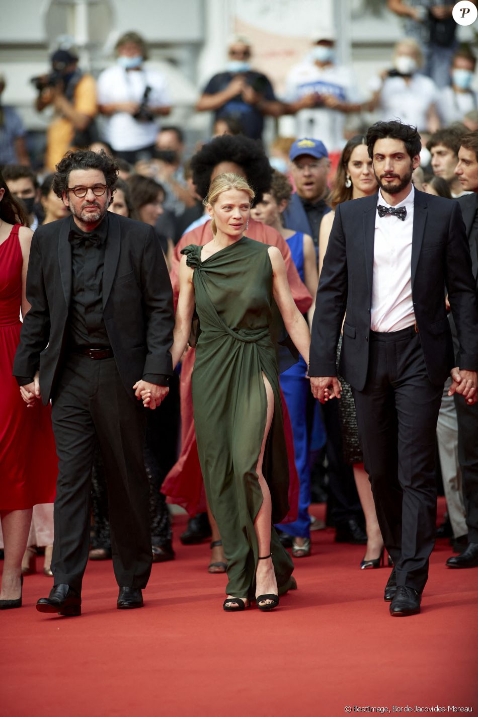 Eric Caravaca, Mélanie Thierry, Romain Cogitore - Montée des marches du film " The French Dispatch" lors du 74ème Festival International du Film de Cannes. Le 12 juillet 2021 © Borde-Jacovides-Moreau / Bestimage