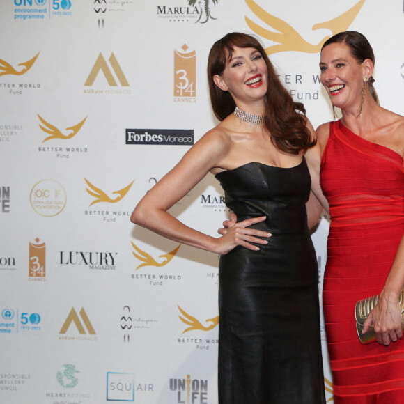 Frédérique Bel et sa soeur Alexandra au photocall de la soirée "Better World Fund" sur la plage du "3.14" lors du 74ème Festival International du Film de Cannes, le 12 juillet 2021. © Denis Guignebourg/Bestimage 