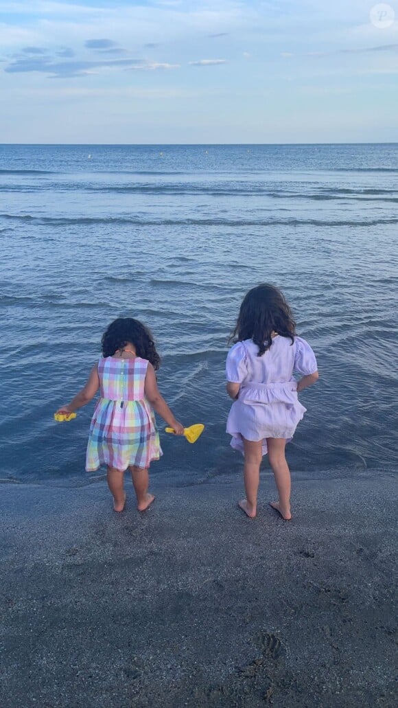 Sofia et Hana, les deux filles d'Amel Bent, à la plage.
