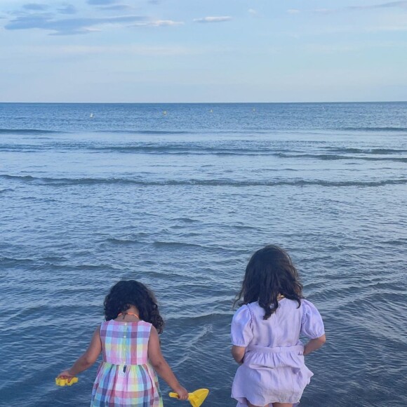 Sofia et Hana, les deux filles d'Amel Bent, à la plage.