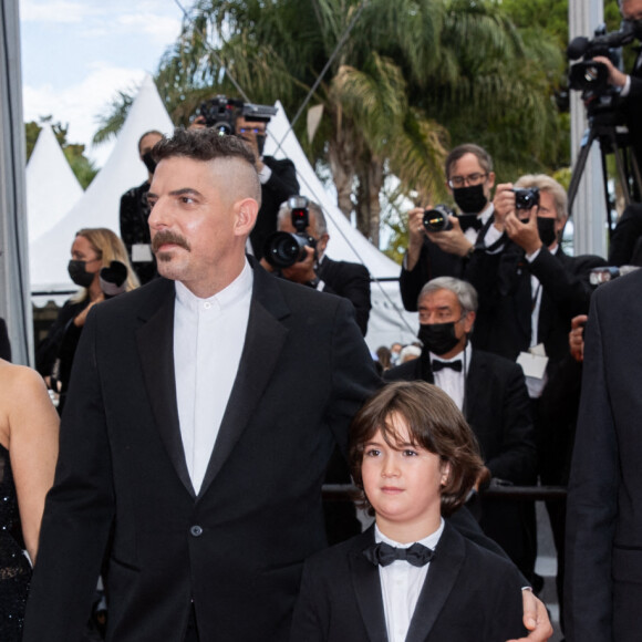 Damien Bonnard, Leïla Bekhti, Joachim Lafosse, Gabriel Merz Chammah (petit-fils de I.Huppert) - Montée des marches du film " Les intranquilles " lors du 74ème Festival International du Film de Cannes. Le 16 juillet 2021 © Borde-Jacovides-Moreau / Bestimage