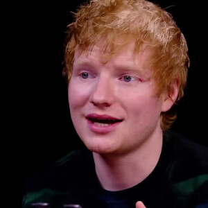 Ed Sheeran goûte aux épices dans l'émission "Hote Ones" en dégustant des ailes de poulet tout en étant interviewé selon le principe de ce programme américain diffusé sur YouTube. Le 12 juillet 2021. 