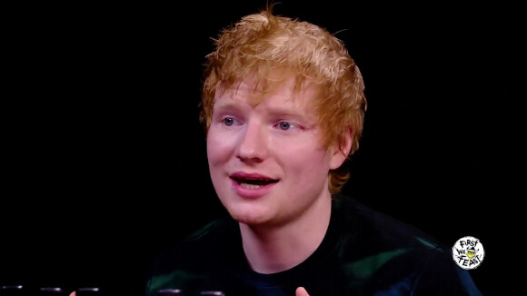 Ed Sheeran goûte aux épices dans l'émission "Hote Ones" en dégustant des ailes de poulet tout en étant interviewé selon le principe de ce programme américain diffusé sur YouTube. Le 12 juillet 2021. 