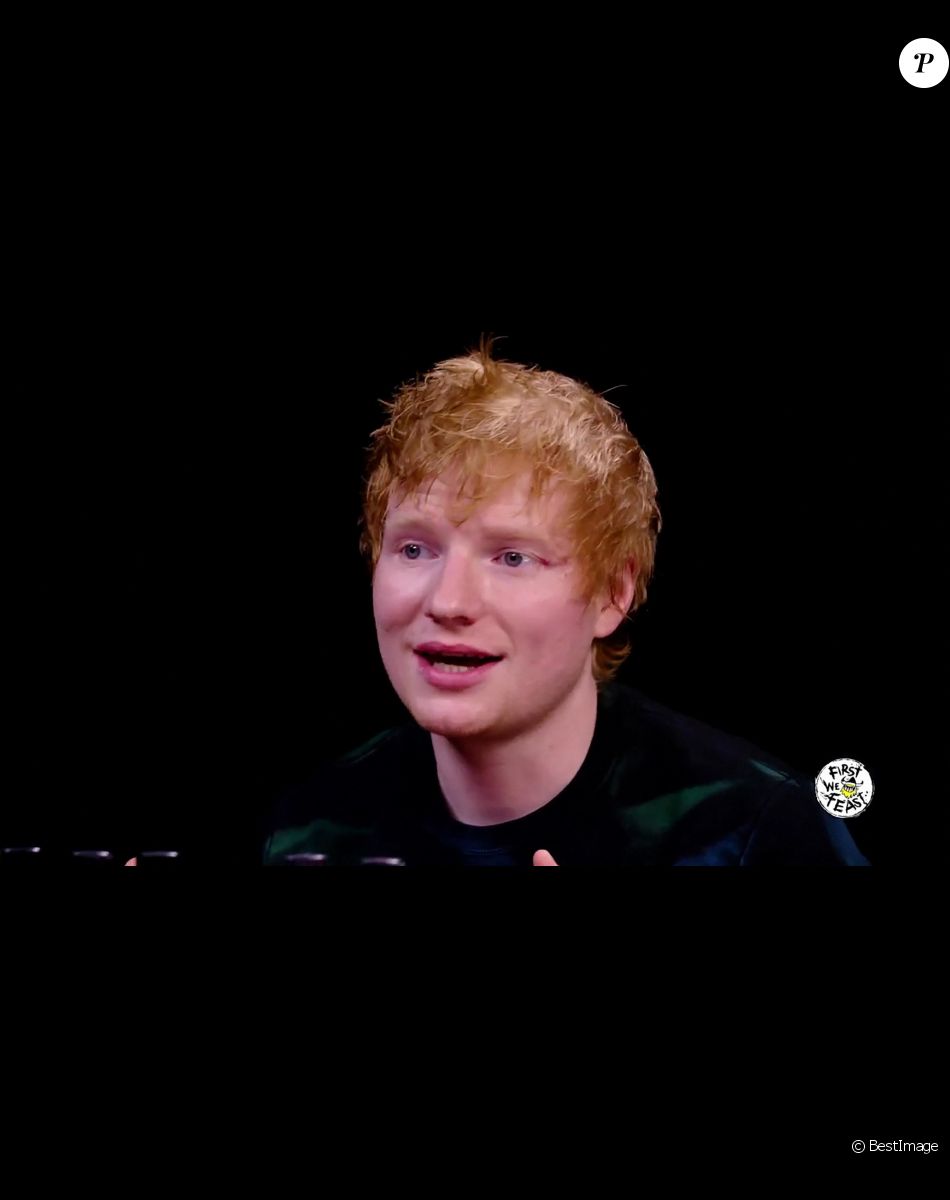 Ed Sheeran goûte aux épices dans l'émission "Hote Ones" en dégustant des ailes de poulet tout en étant interviewé selon le principe de ce programme américain diffusé sur YouTube. Le 12 juillet 2021.