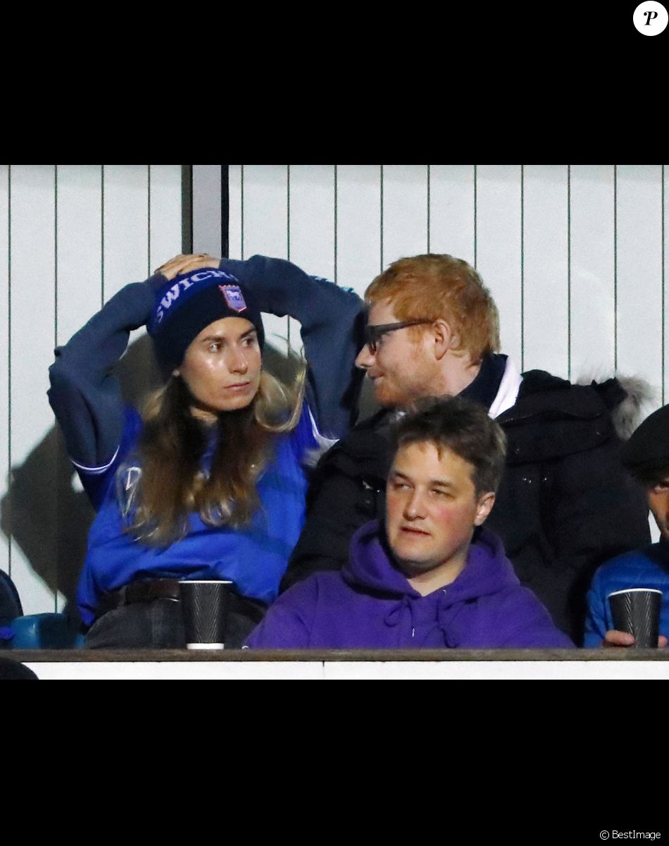 Naissance - Ed Sheeran est papa pour la première fois d'une petite fille prénommée Lyra - Ed Sheeran et sa femme Cherry Seaborn assistent à un match de foot à Ipswich, opposant l'équipe locale à celle des Wycombe Wanderers, le 26 novembre 2019.