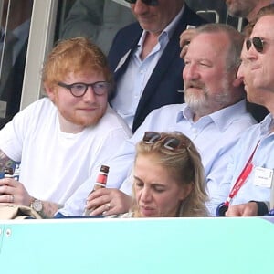 Ed Sheeran, Damien Lewis en tribune lors du match de criquet Angleterre / Australie pendant la 2019 Cricket World Cup à Londres le 25 juin 2019. 