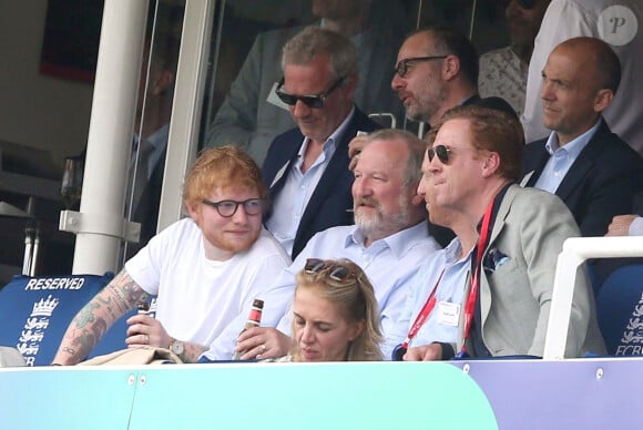Ed Sheeran, Damien Lewis en tribune lors du match de criquet Angleterre / Australie pendant la 2019 Cricket World Cup à Londres le 25 juin 2019. 