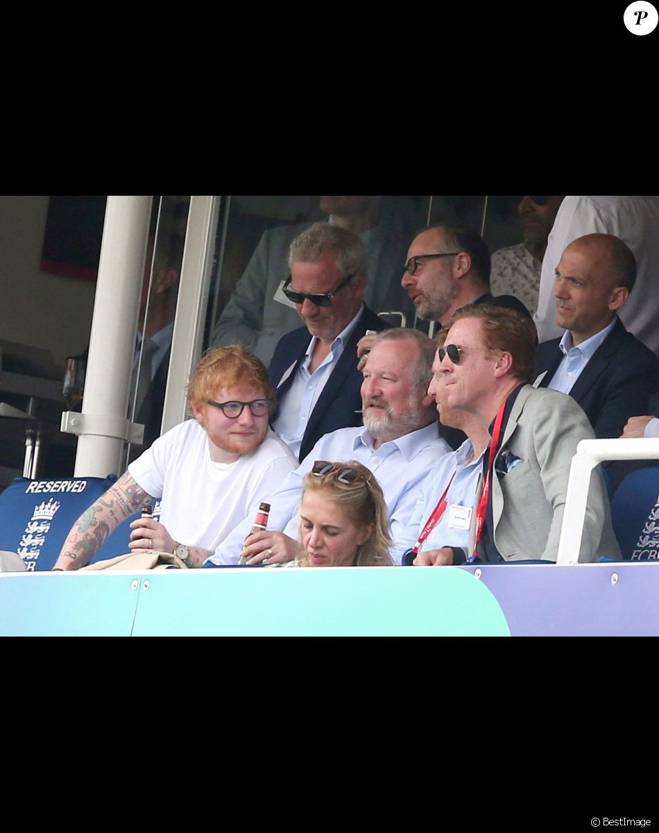 Ed Sheeran, Damien Lewis en tribune lors du match de criquet Angleterre / Australie pendant la 2019 Cricket World Cup à Londres le 25 juin 2019.