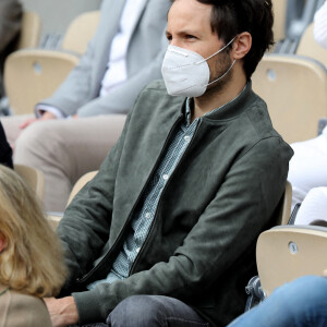 Vianney (Vianney Bureau) et sa compagne Catherine Robert (enceinte) dans les tribunes des Internationaux de France de tennis de Roland Garros à Paris, France, le 5 juin 2021. © Dominique Jacovides/Bestimage