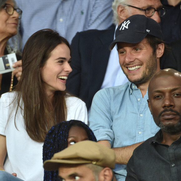 Vianney et sa compagne Catherine Robert dans les tribunes lors du match de championnat de Ligue 1 Conforama opposant le Paris Saint-Germain au Toulouse FC au parc des Princes à Paris. © Giancarlo Gorassini/Bestimage