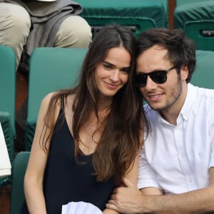 Le chanteur Vianney (Vianney Bureau) et sa compagne Catherine Robert dans les tribunes des Internationaux de France de Tennis de Roland Garros à Paris, le 10 juin 2018. © Jacovides/Moreau/Bestimage