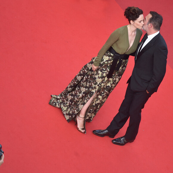 Jean Dujardin et sa femme Nathalie Péchalat - Montée des marches du film " OSS 117 : Alerte rouge en Afrique Noire " lors du 74ème Festival International du Film de Cannes. Le 17 juillet 2021